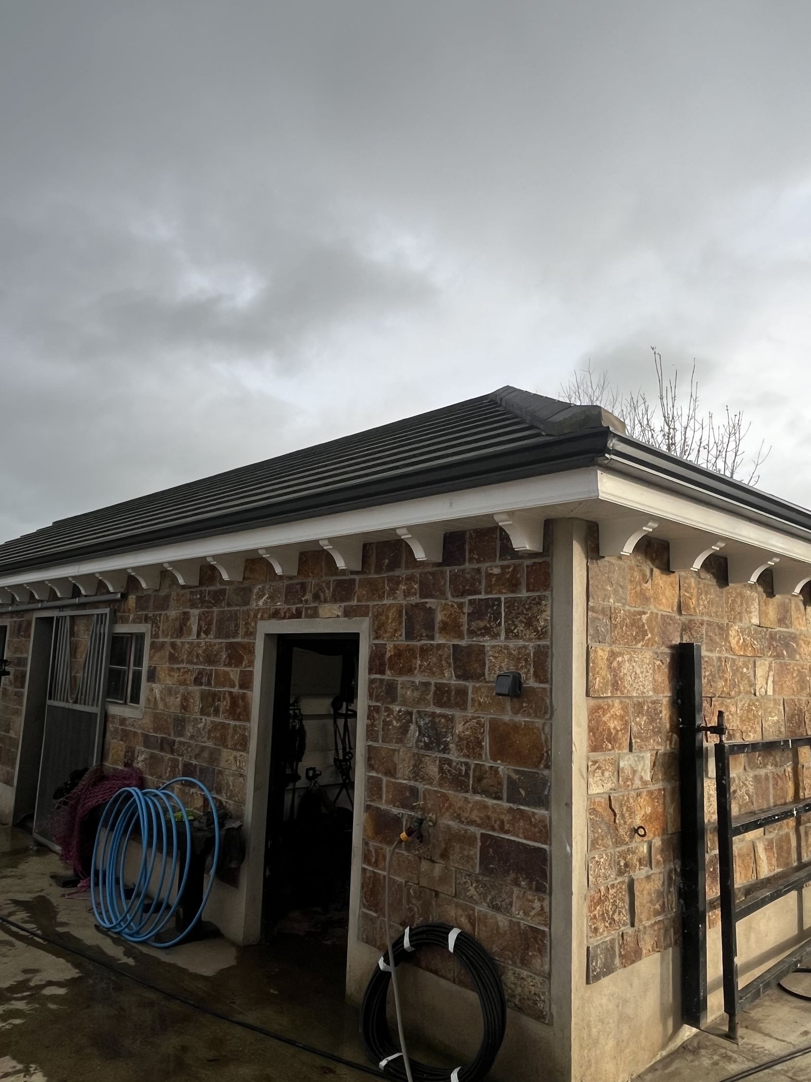 Seamless guttering on stone eaves