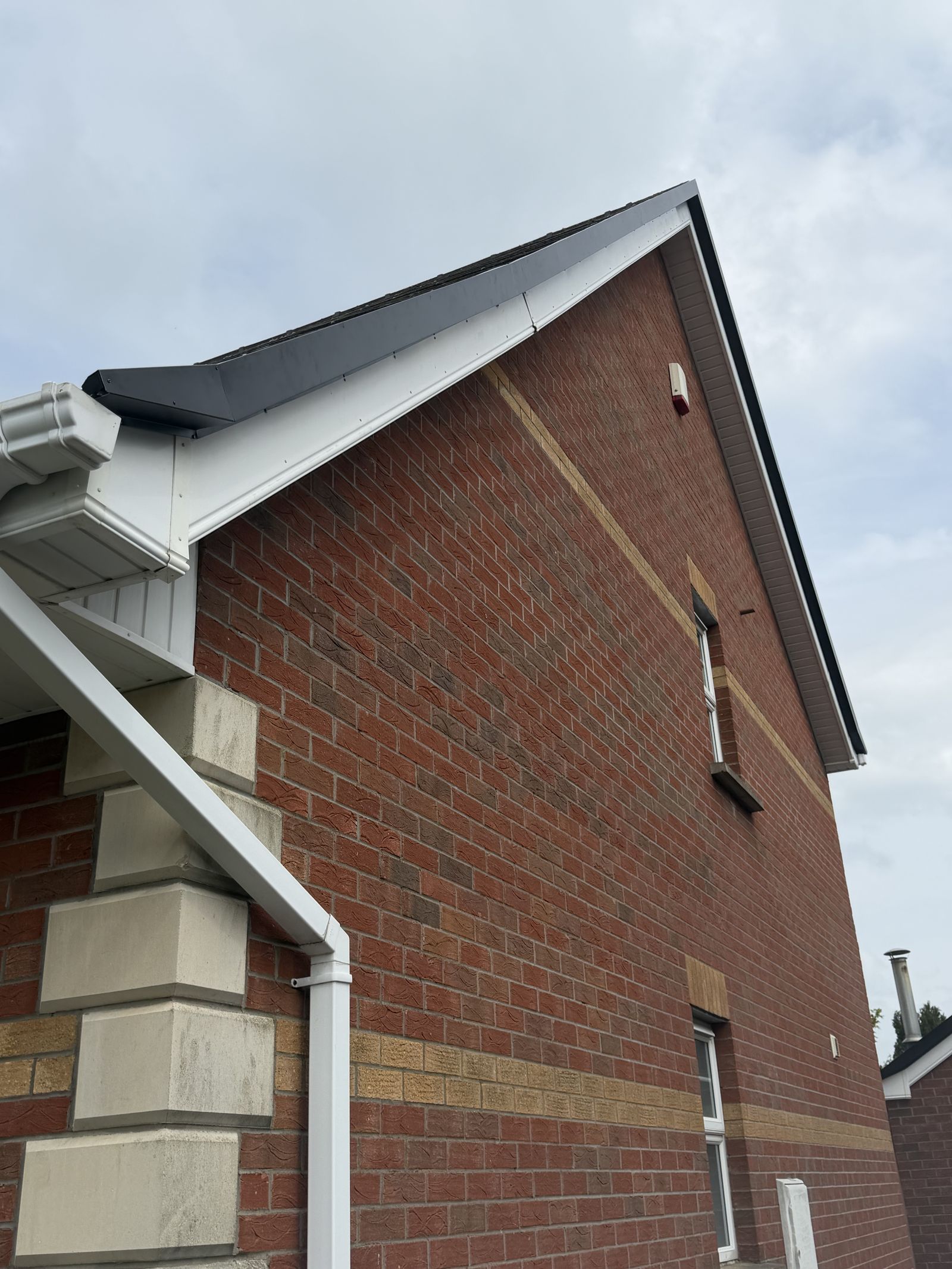 Dry verge to the gable apex